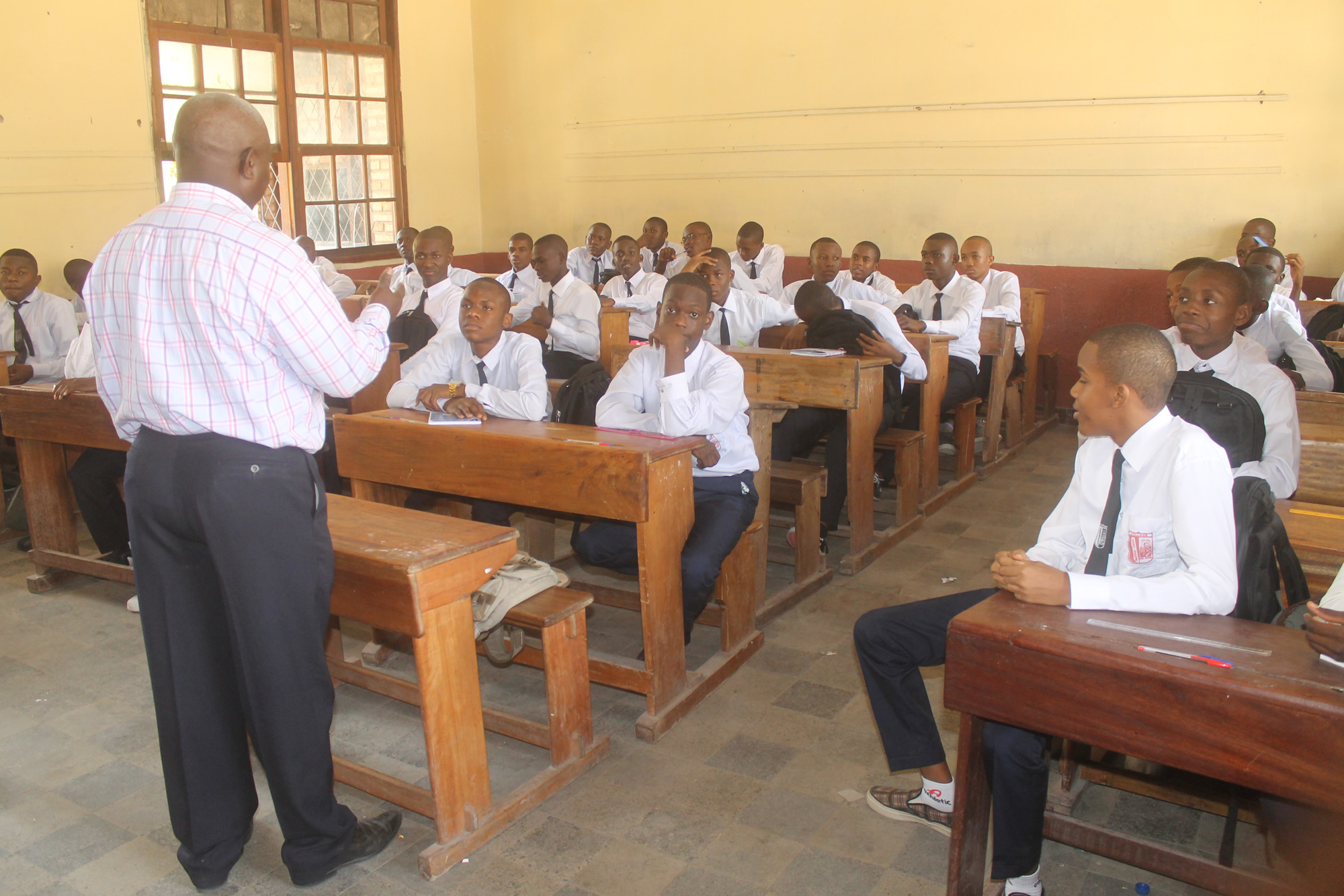 Enseignant et élèves dans une salle de classe en RDC
